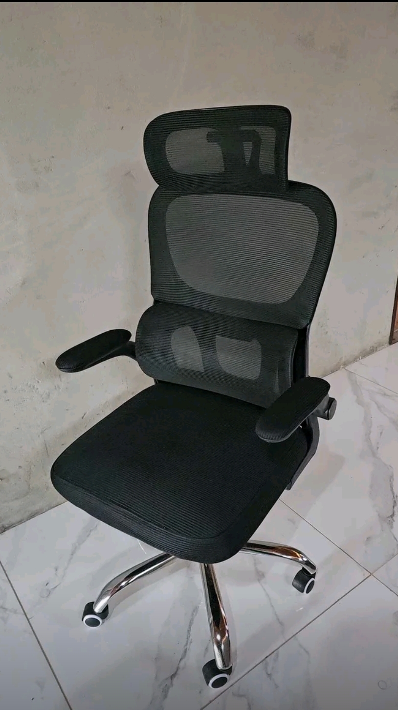 Cliente usando a Cadeira Ergonômica ArcoDesk no home office
